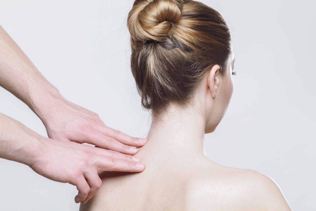 Ein Arzt diagnostiziert bei einem Patienten eine Osteochondrose der Brustwirbelsäule